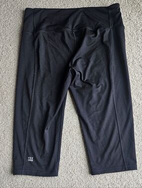Victoria's Secret black VSX Sport capri leggings LARGE